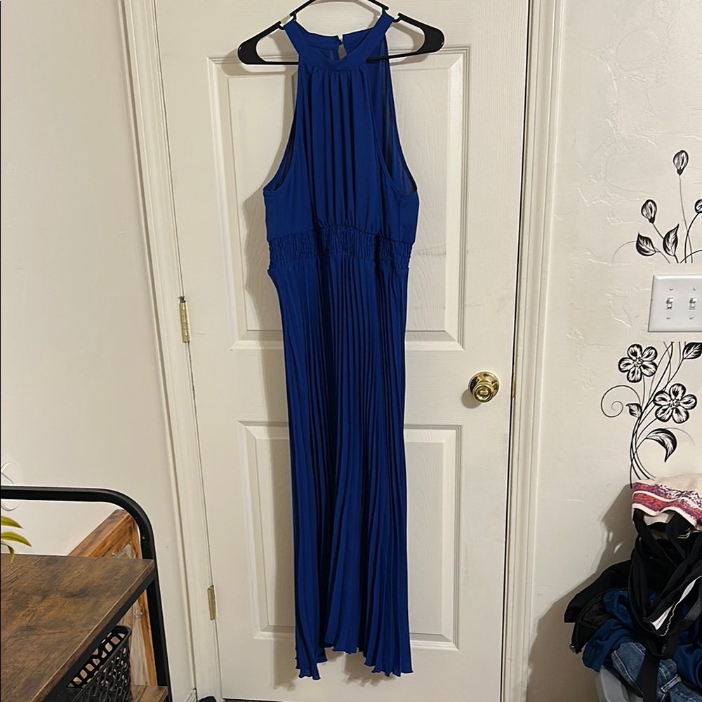 Elegant Blue Sleeveless Pleated Maxi Dress